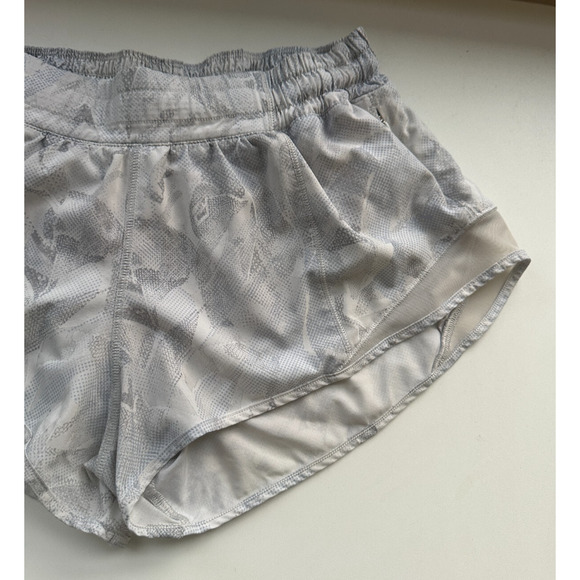 Lululemon Hotty Hot Short 2.5" Lined White Gray Printed Shorts Women's Size 6 - Picture 4 of 12